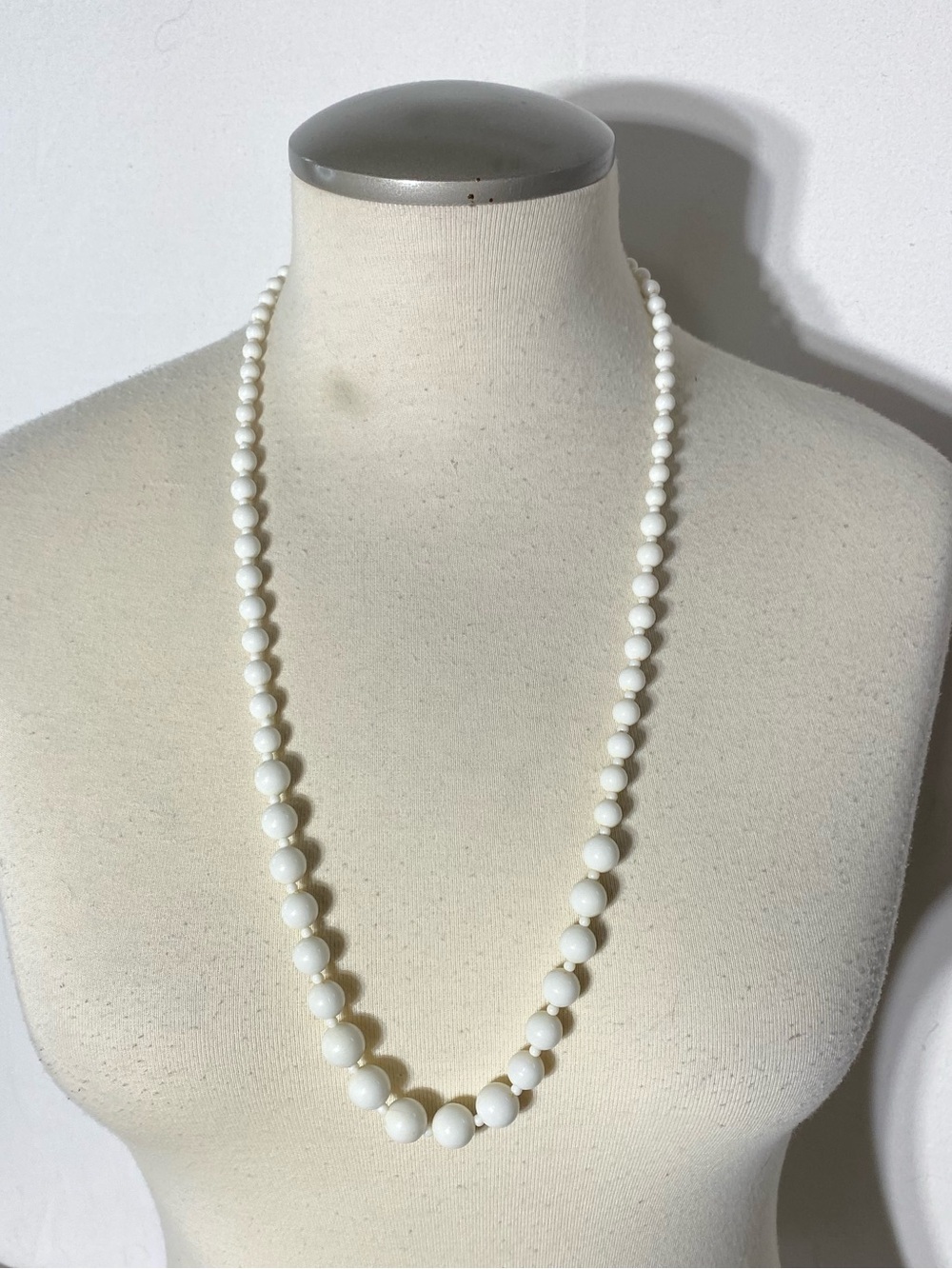 5/$35 Vintage white Beaded Necklace Retro Plastic Beads Costume Jewelry
